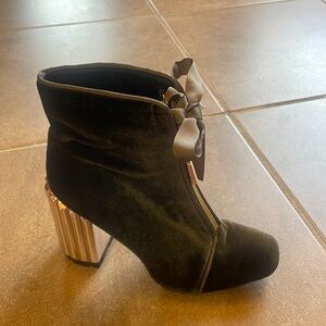 Glamour Chic Velvet Booties! Size 8